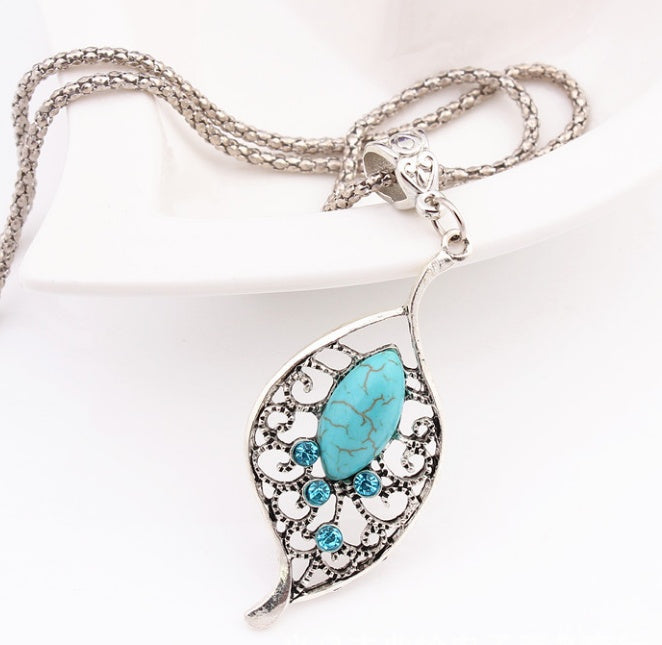 Boho Vintage Turquoise Pendant Necklace - Intricate Silver Hollow Design - Turquoise Glow